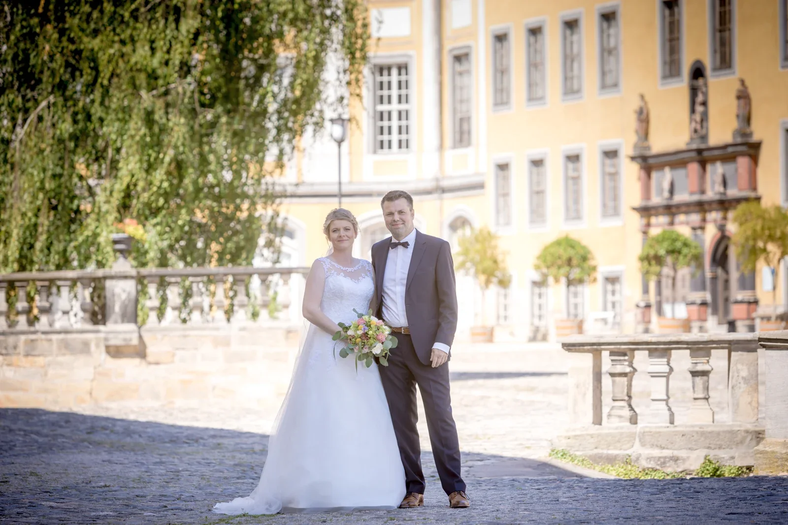 Zusammen im Schlosshof – Hochzeit von Jessica und Leander in Tonna und Dachwig