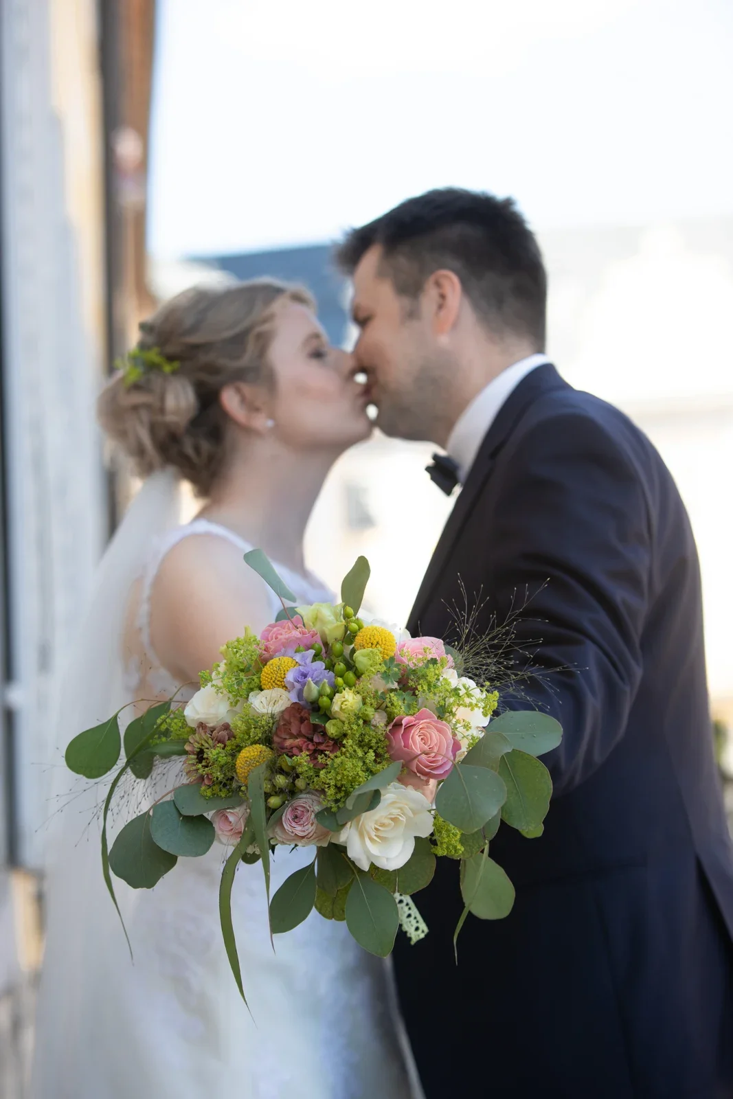 Ein Kuss an der Schlossfassade – Hochzeit von Jessica und Leander in Tonna und Dachwig