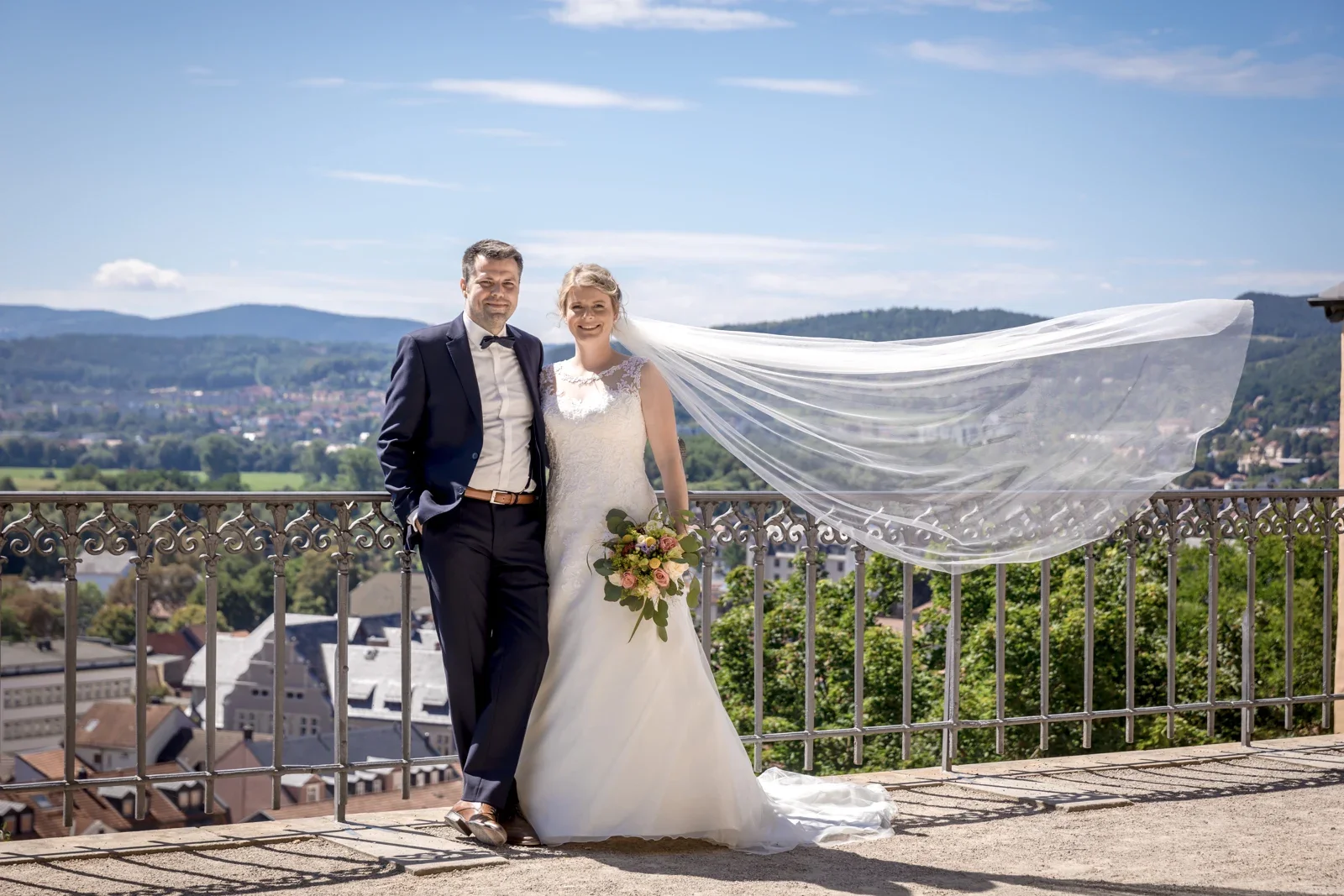 Mit dem Schleier über den Dächern von Rudolstadt – Hochzeit von Jessica und Leander in Tonna und Dachwig