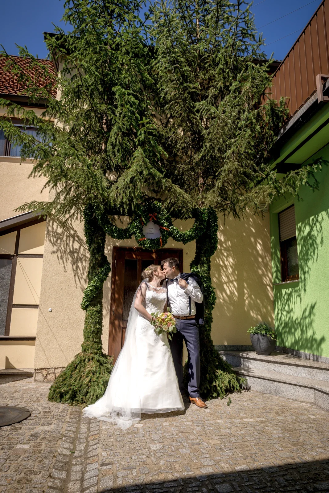 Das Brautpaar unter dem alten Baum – Hochzeit von Jessica und Leander in Tonna und Dachwig