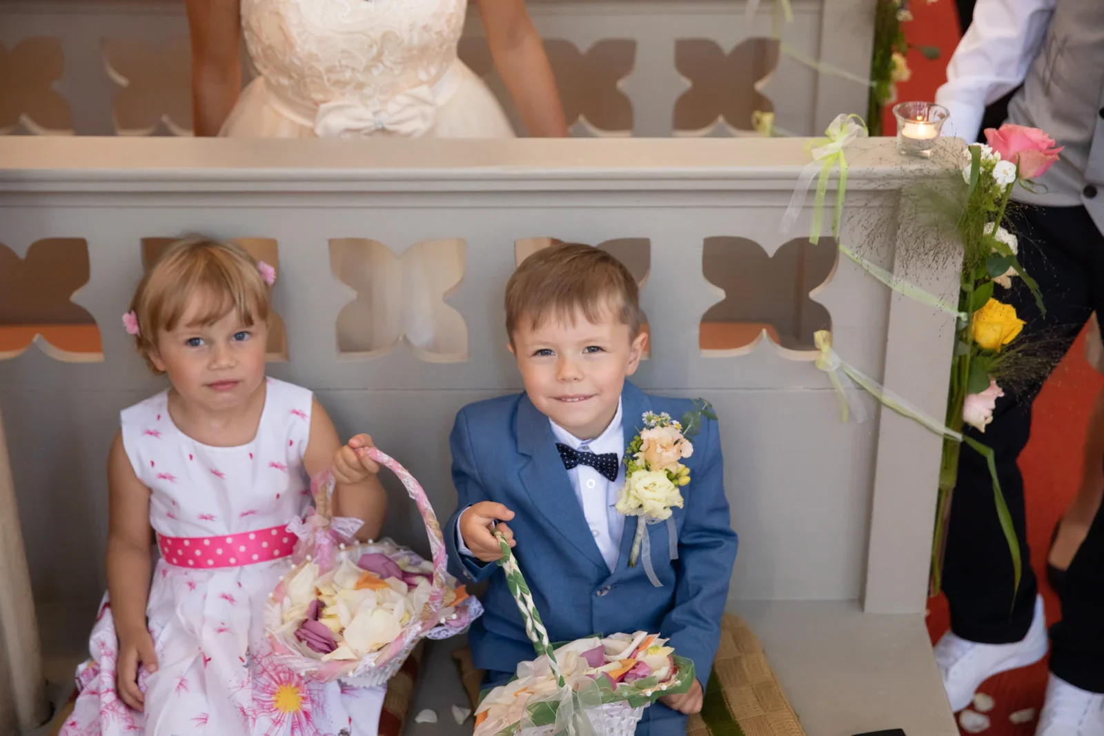 Die kleinen Gäste warten in der Kirche – Hochzeit von Jessica und Leander in Tonna und Dachwig