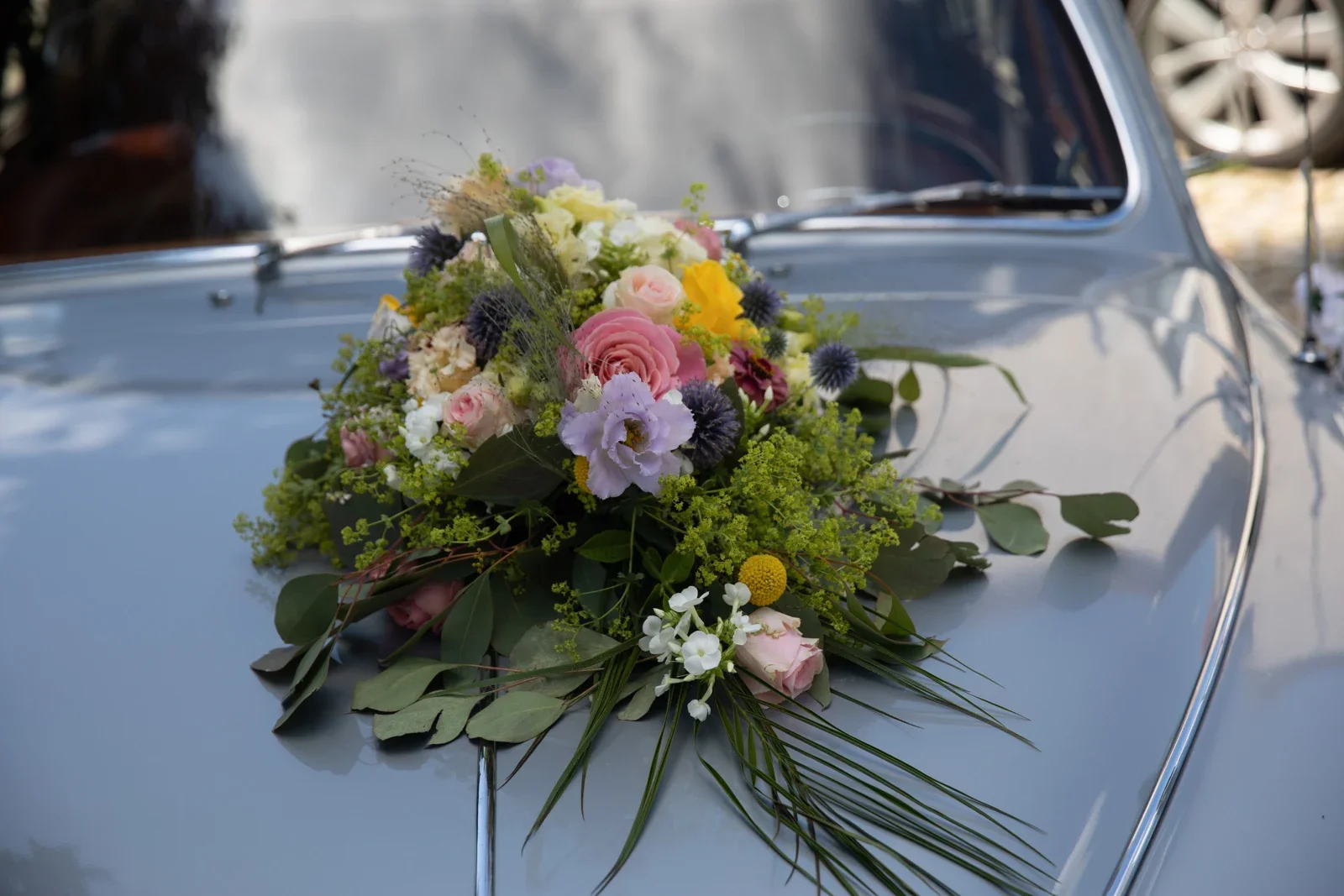 Der geschmückte Oldtimer vor der Trauung – Hochzeit von Jessica und Leander in Tonna und Dachwig