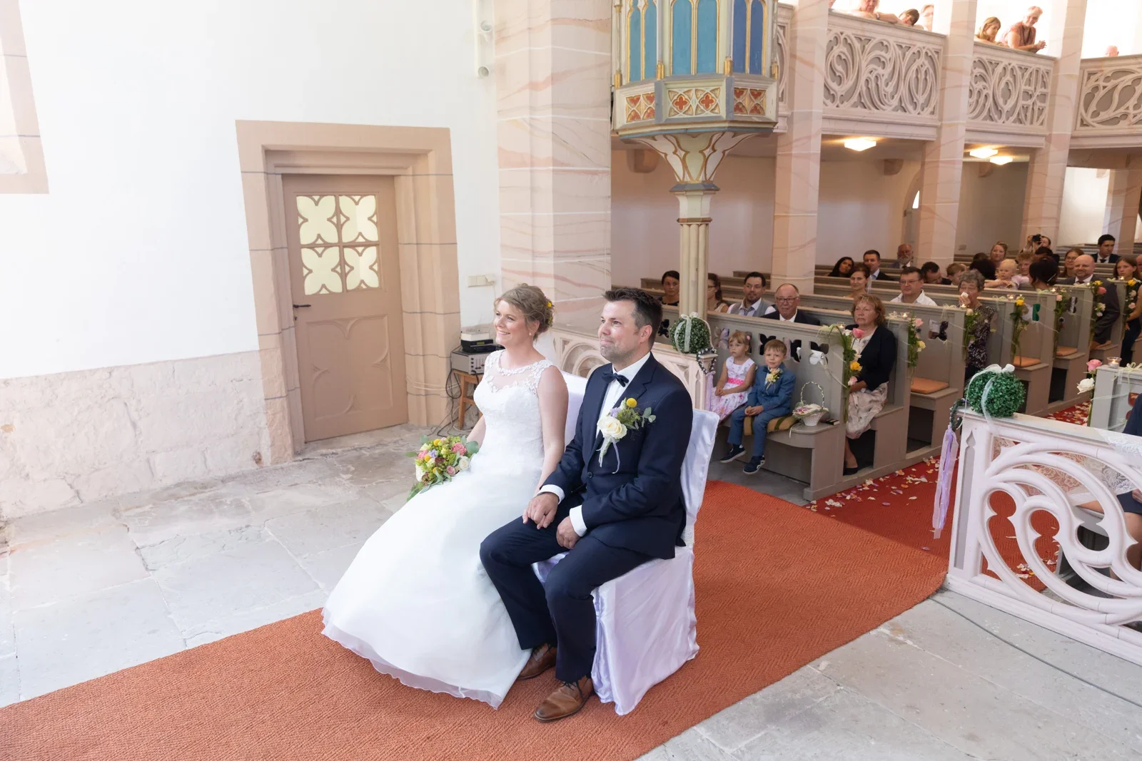 Jessica und Leander nehmen vor dem Altar Platz – Hochzeit von Jessica und Leander in Tonna und Dachwig