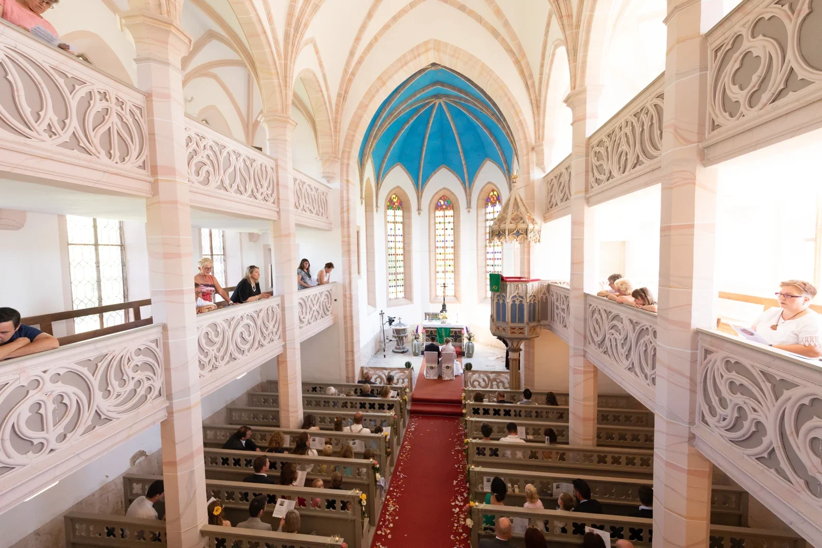 Ein Blick von der Empore auf die Hochzeitsgesellschaft – Hochzeit von Jessica und Leander in Tonna und Dachwig
