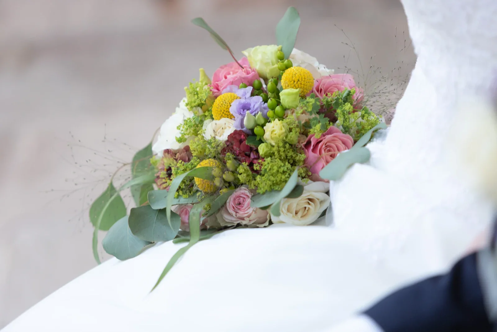 Der Brautstrauß während der Trauung – Hochzeit von Jessica und Leander in Tonna und Dachwig