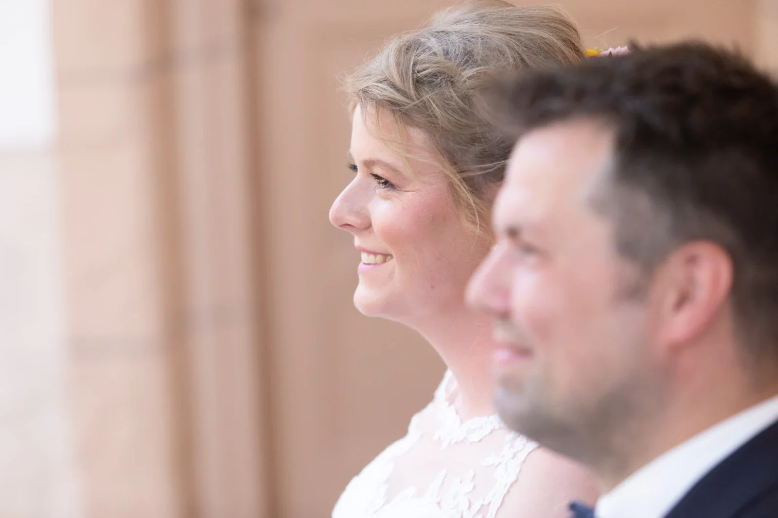 Ein Lächeln während der Zeremonie – Hochzeit von Jessica und Leander in Tonna und Dachwig