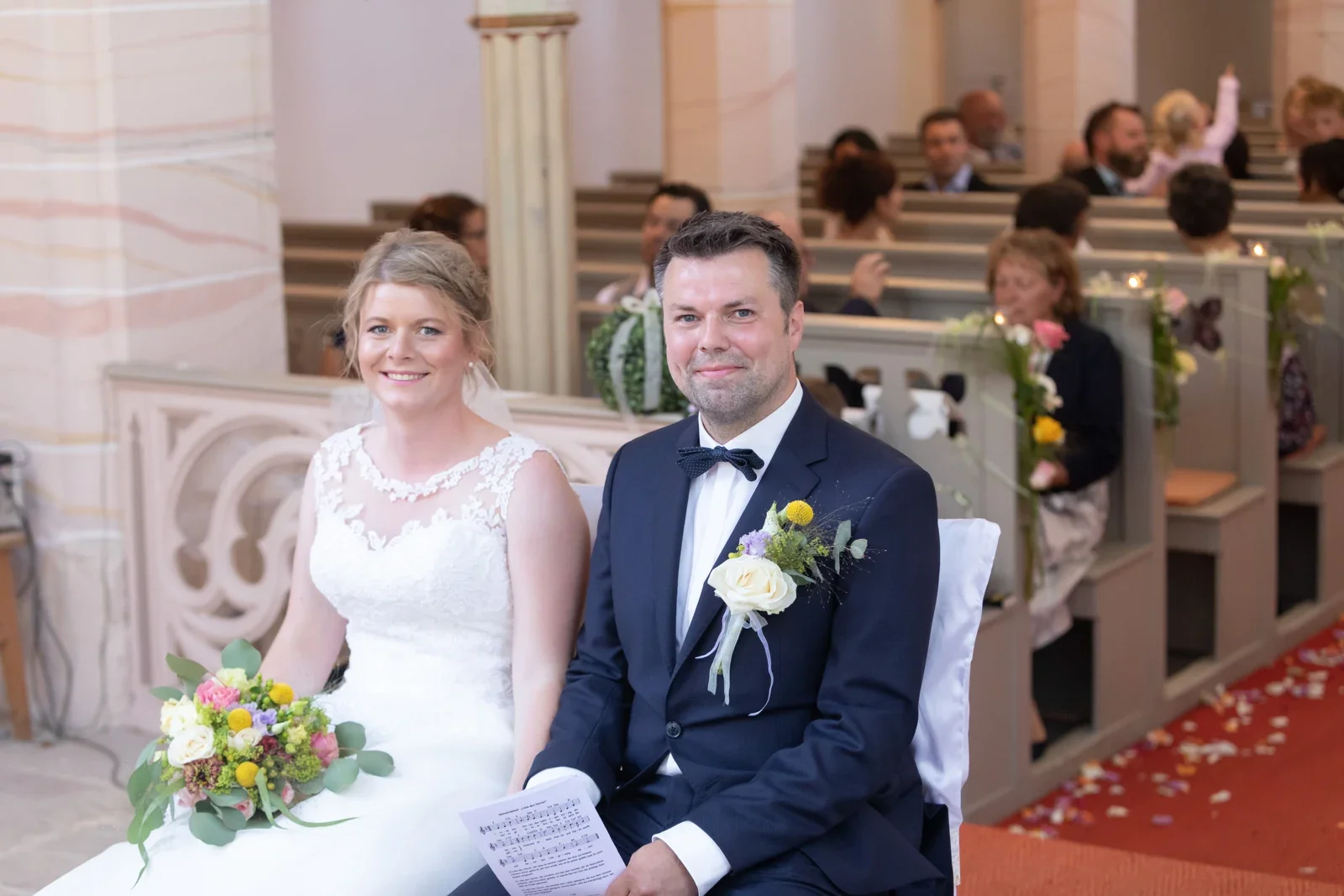 Jessica und Leander in der hellen Kirche – Hochzeit von Jessica und Leander in Tonna und Dachwig
