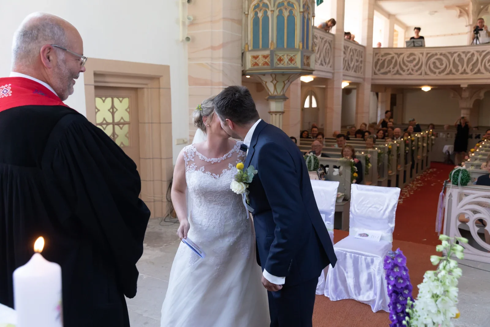 Ein Kuss während der kirchlichen Trauung – Hochzeit von Jessica und Leander in Tonna und Dachwig