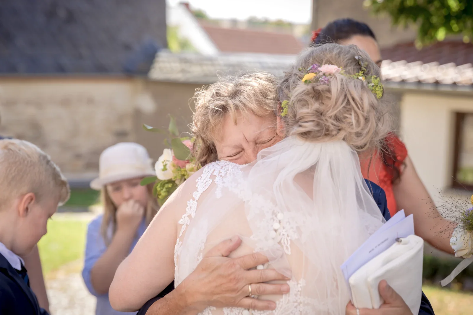 Eine herzliche Umarmung für Jessica – Hochzeit von Jessica und Leander in Tonna und Dachwig
