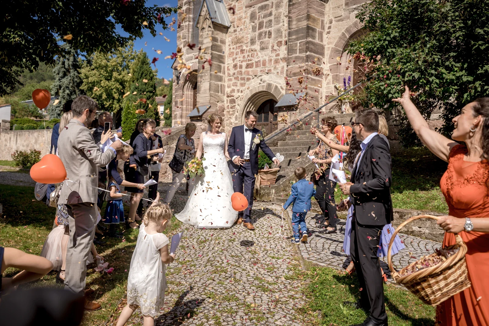 Empfang vor der Kirche – Hochzeit von Jessica und Leander in Tonna und Dachwig