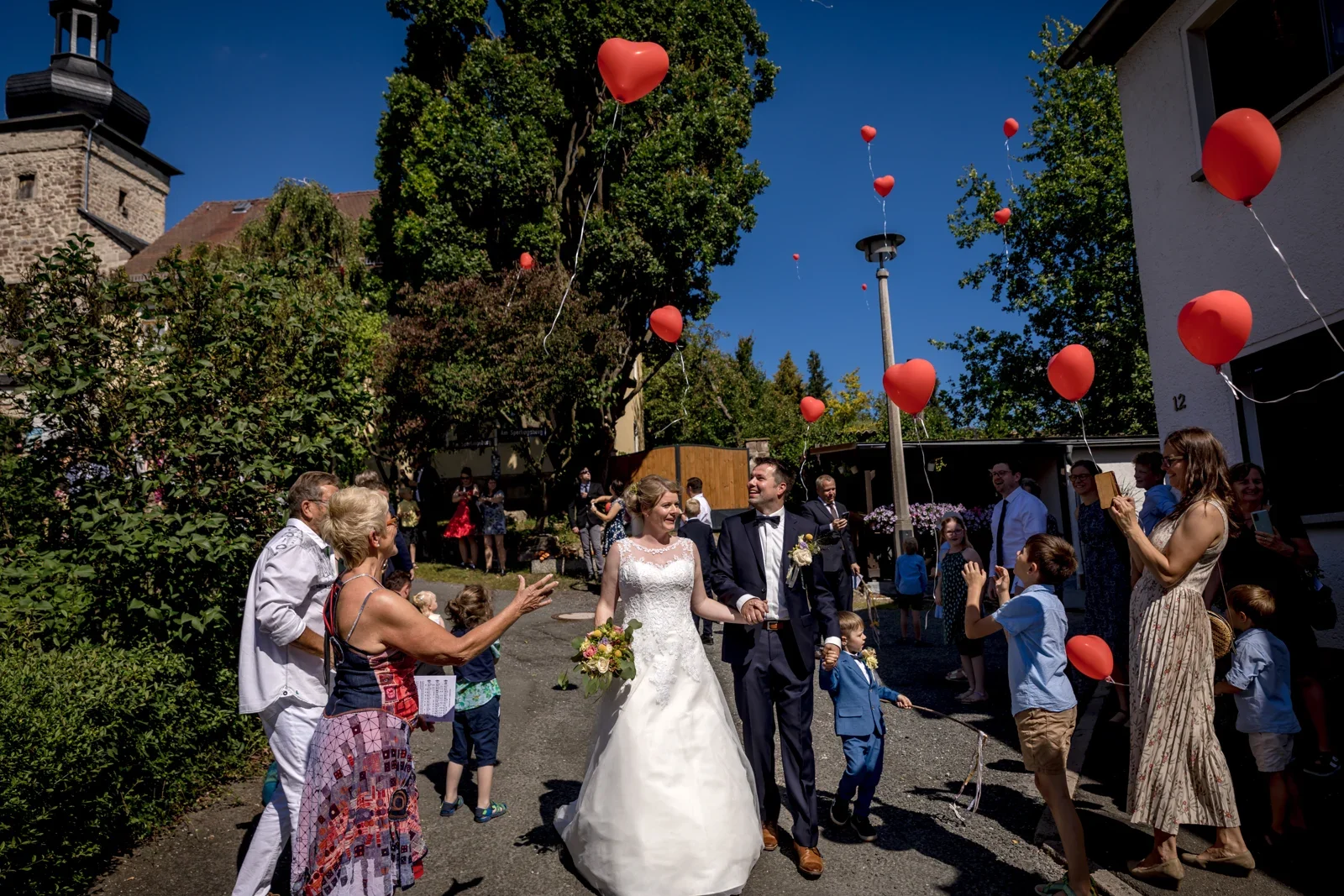 Herzballons steigen nach der Trauung auf – Hochzeit von Jessica und Leander in Tonna und Dachwig