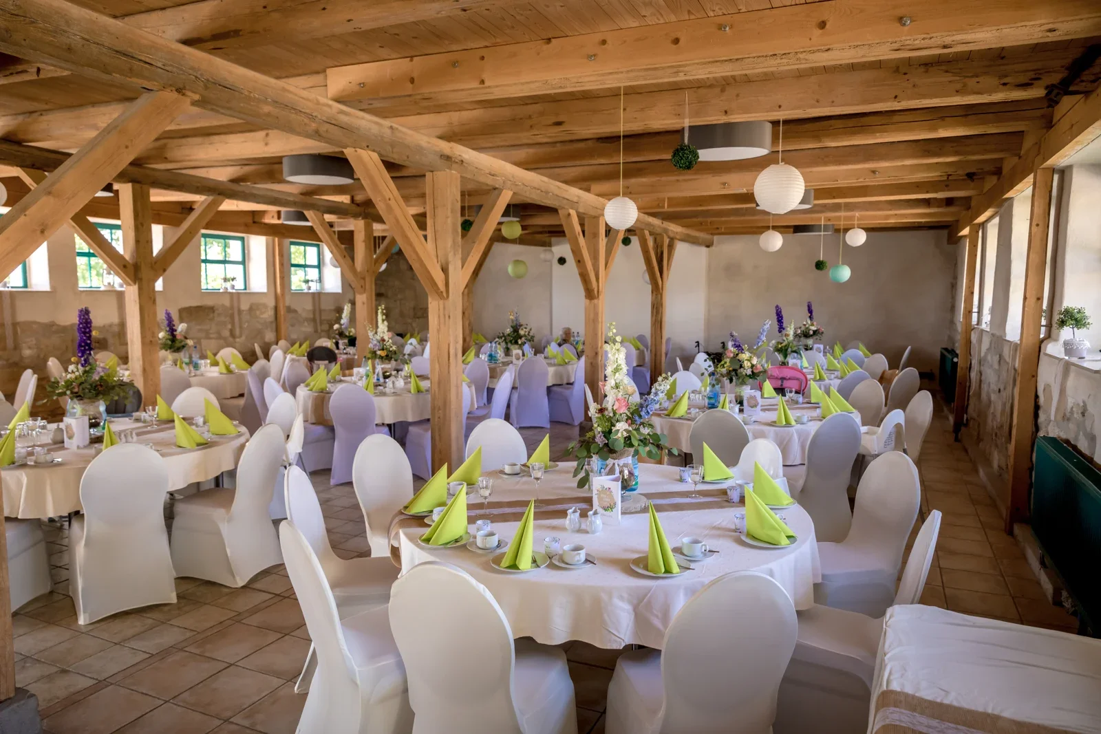 Der vorbereitete Festsaal auf der Domäne Groschwitz – Hochzeit von Jessica und Leander in Tonna und Dachwig