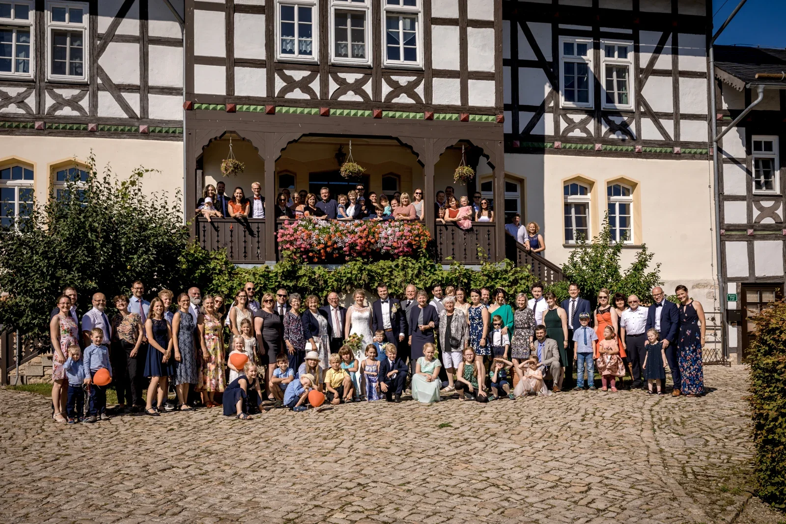 Die Hochzeitsgesellschaft vor der Fachwerkfassade – Hochzeit von Jessica und Leander in Tonna und Dachwig