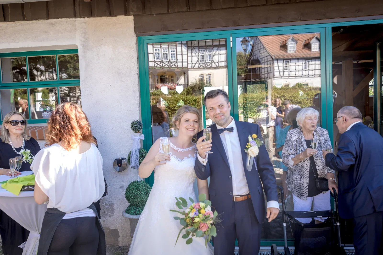 Anstoßen mit den Hochzeitsgästen – Hochzeit von Jessica und Leander in Tonna und Dachwig