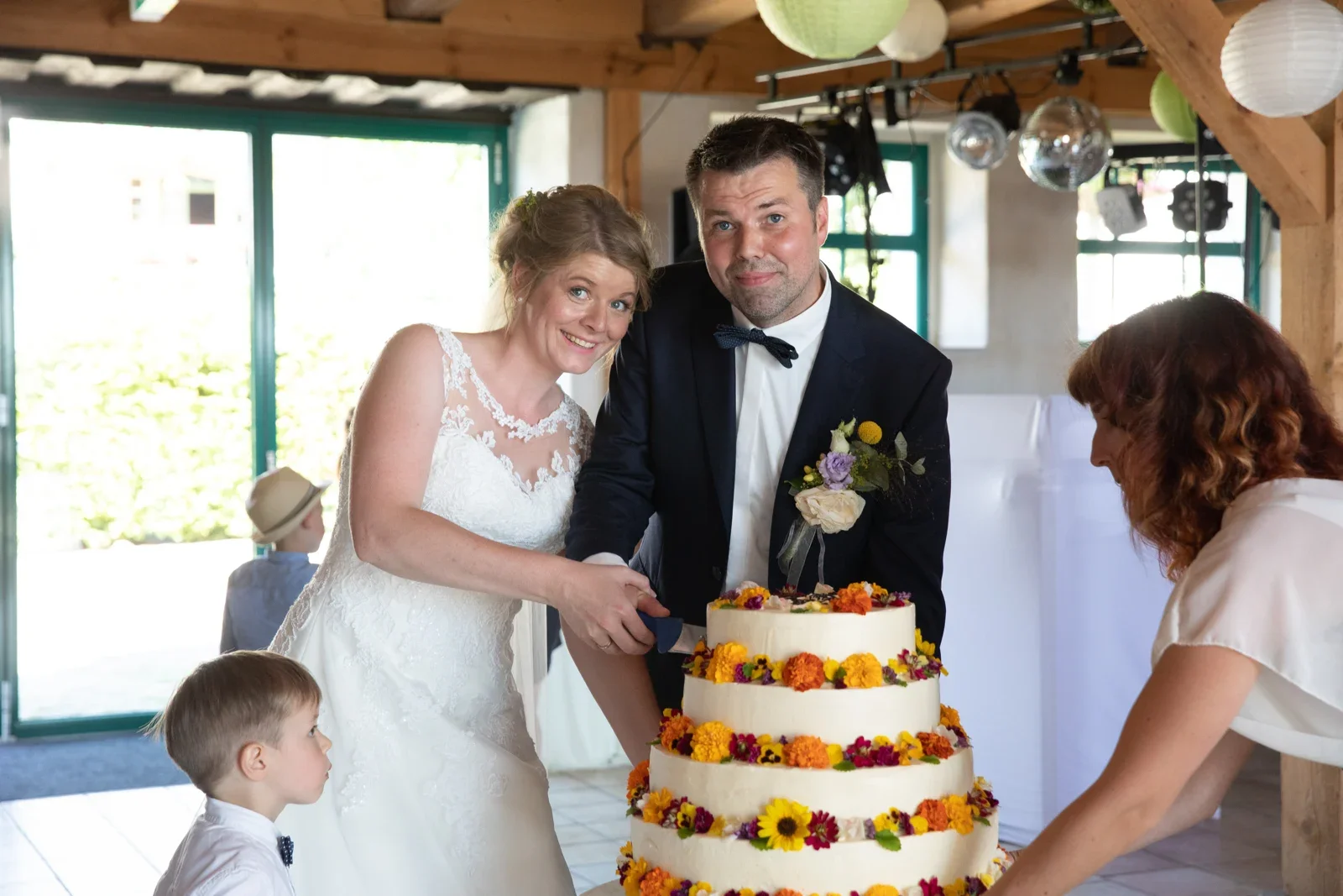 Gemeinsam die Hochzeitstorte anschneiden – Hochzeit von Jessica und Leander in Tonna und Dachwig