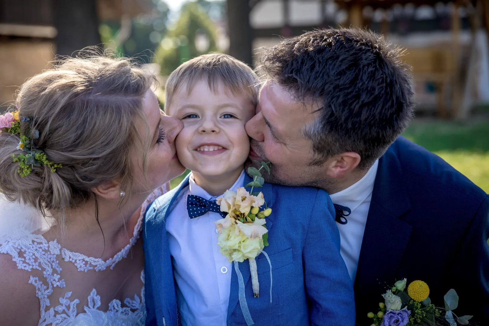 Ein fröhlicher Moment zu dritt – Hochzeit von Jessica und Leander in Tonna und Dachwig