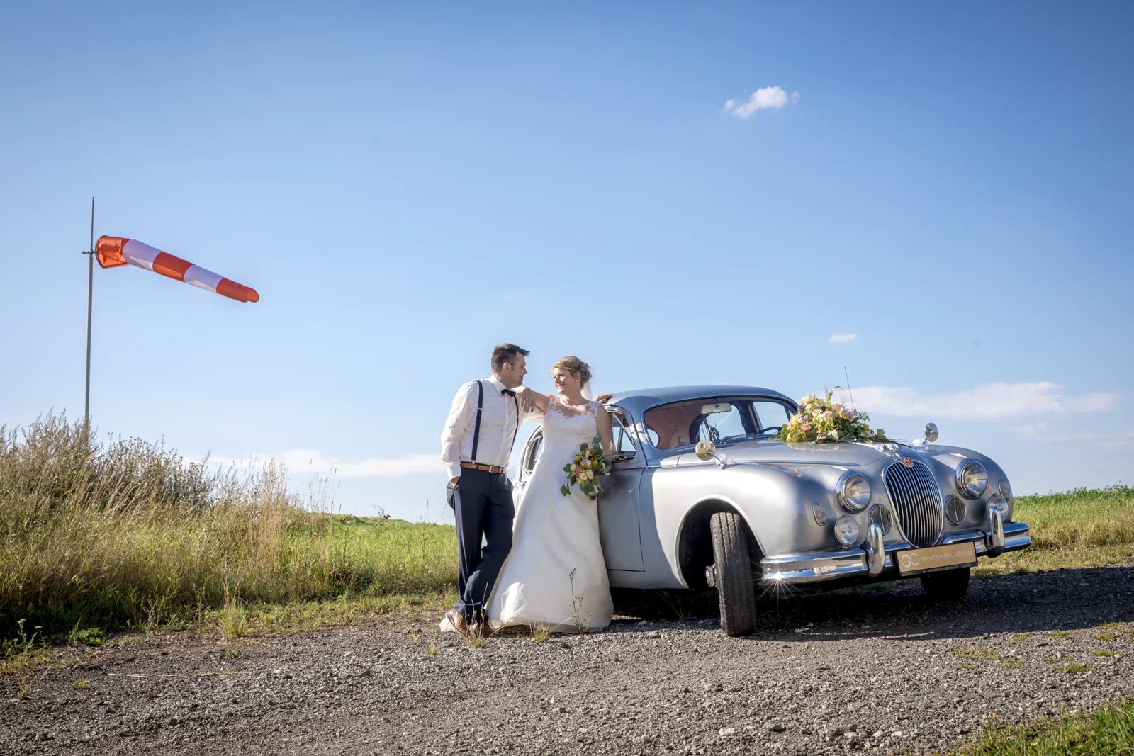 Jessica und Leander mit ihrem Oldtimer – Hochzeit von Jessica und Leander in Tonna und Dachwig