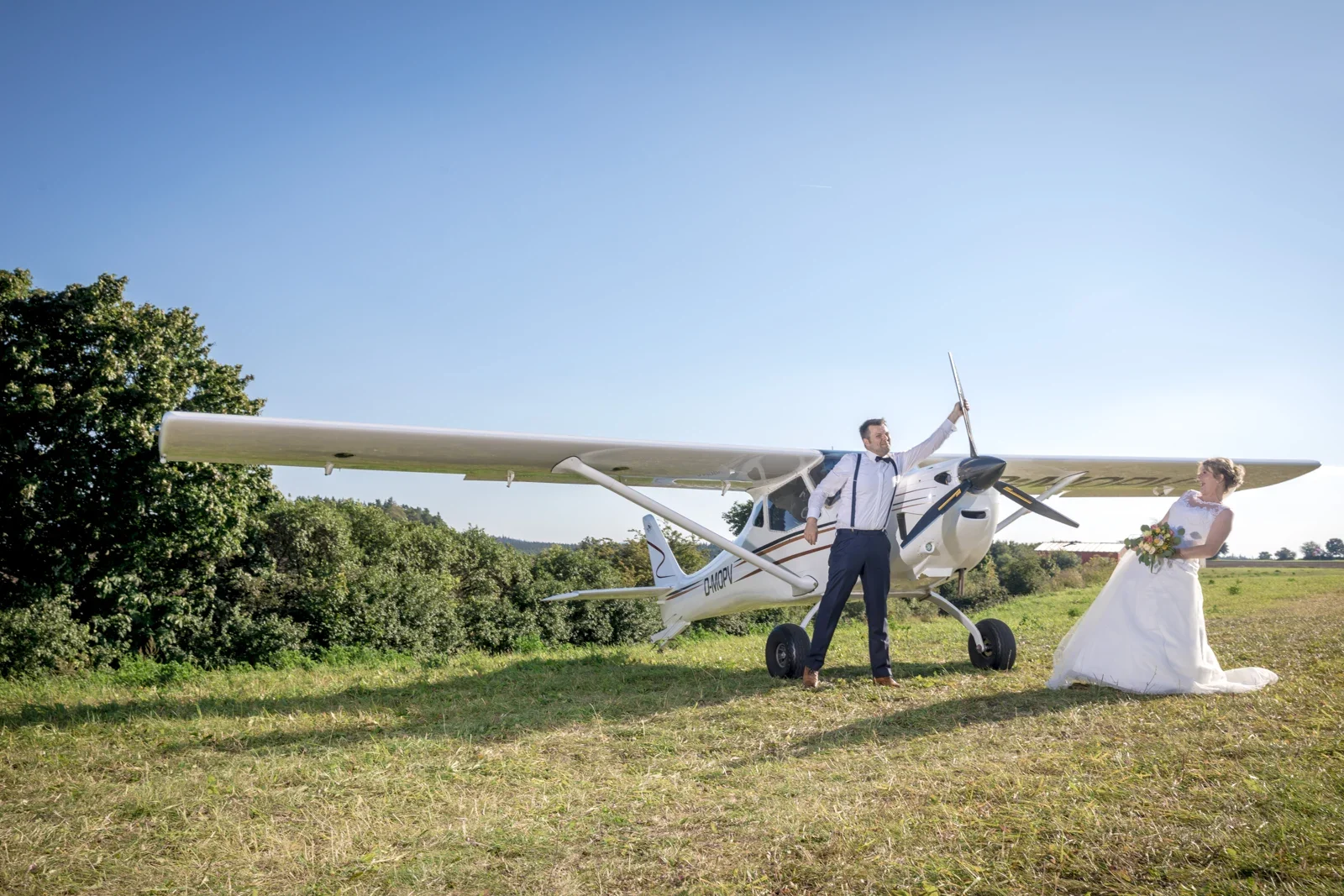 Ein Paarbild neben dem Flugzeug – Hochzeit von Jessica und Leander in Tonna und Dachwig