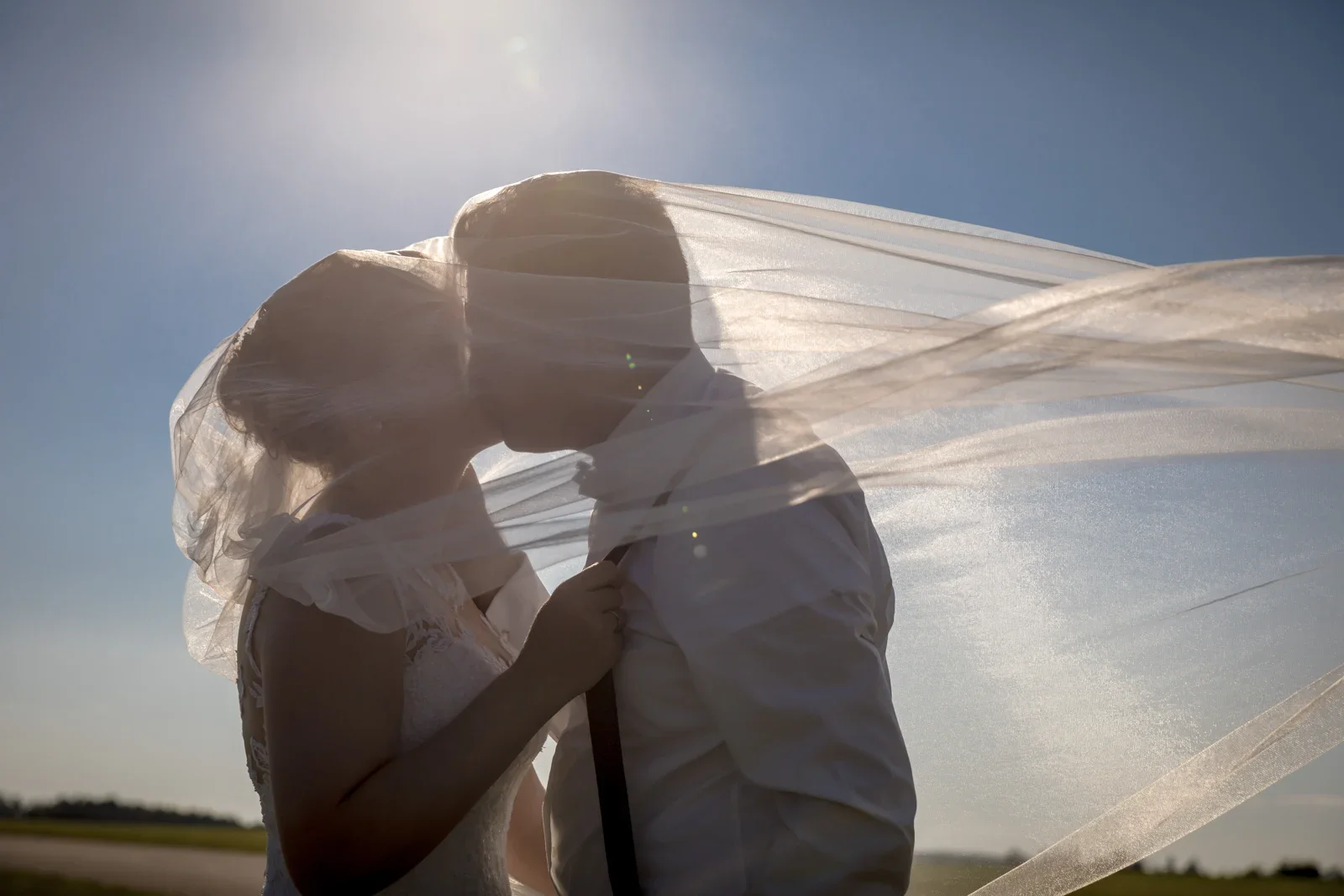 Ein Kuss unter dem Schleier im Gegenlicht – Hochzeit von Jessica und Leander in Tonna und Dachwig