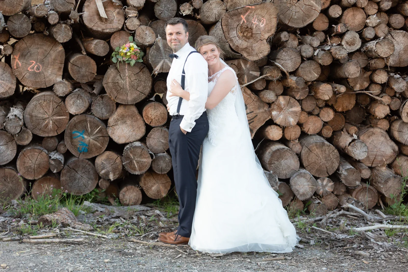 Jessica und Leander vor den Holzstämmen – Hochzeit von Jessica und Leander in Tonna und Dachwig