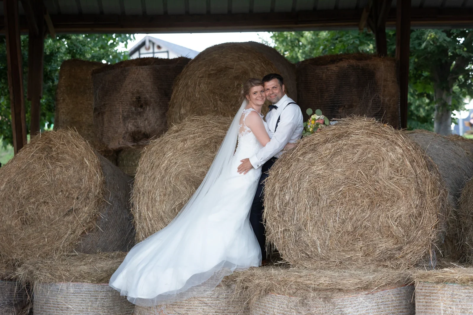 Ein Kuss zwischen den Heuballen – Hochzeit von Jessica und Leander in Tonna und Dachwig