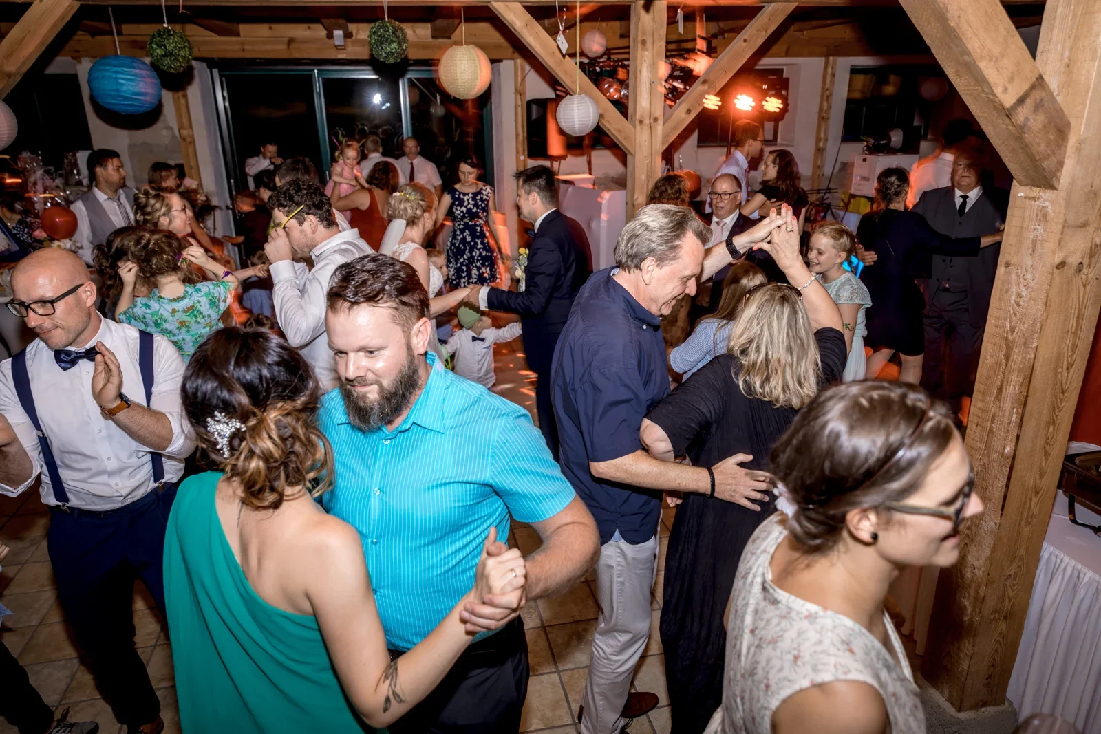 Die Tanzfläche füllt sich – Hochzeit von Jessica und Leander in Tonna und Dachwig