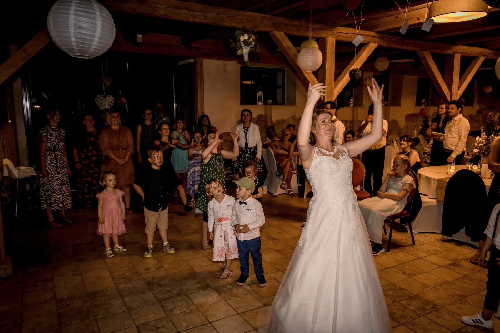 Jessica wirft ihren Brautstrauß – Hochzeit von Jessica und Leander in Tonna und Dachwig