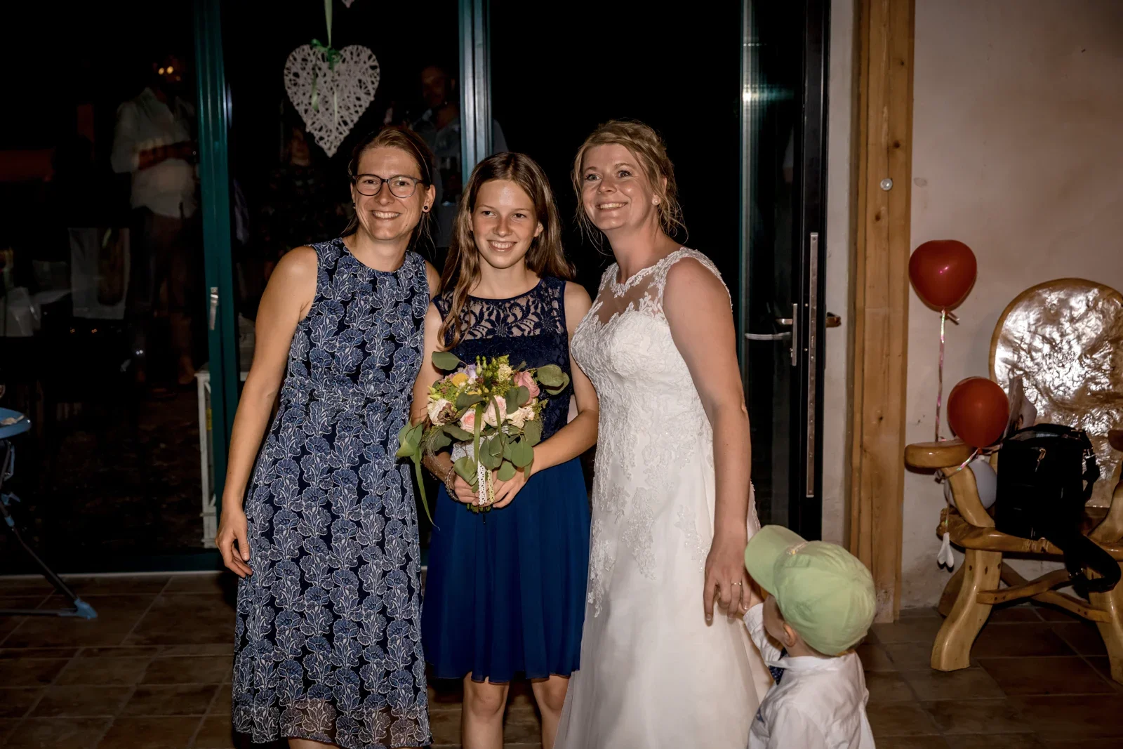 Ein Erinnerungsbild mit dem Brautstrauß – Hochzeit von Jessica und Leander in Tonna und Dachwig