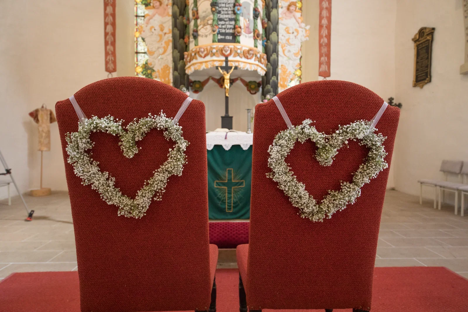 Herzen schmücken die Plätze des Brautpaars – Hochzeit von Susi und Martin in Hoheneiche und der Villa Bergfried