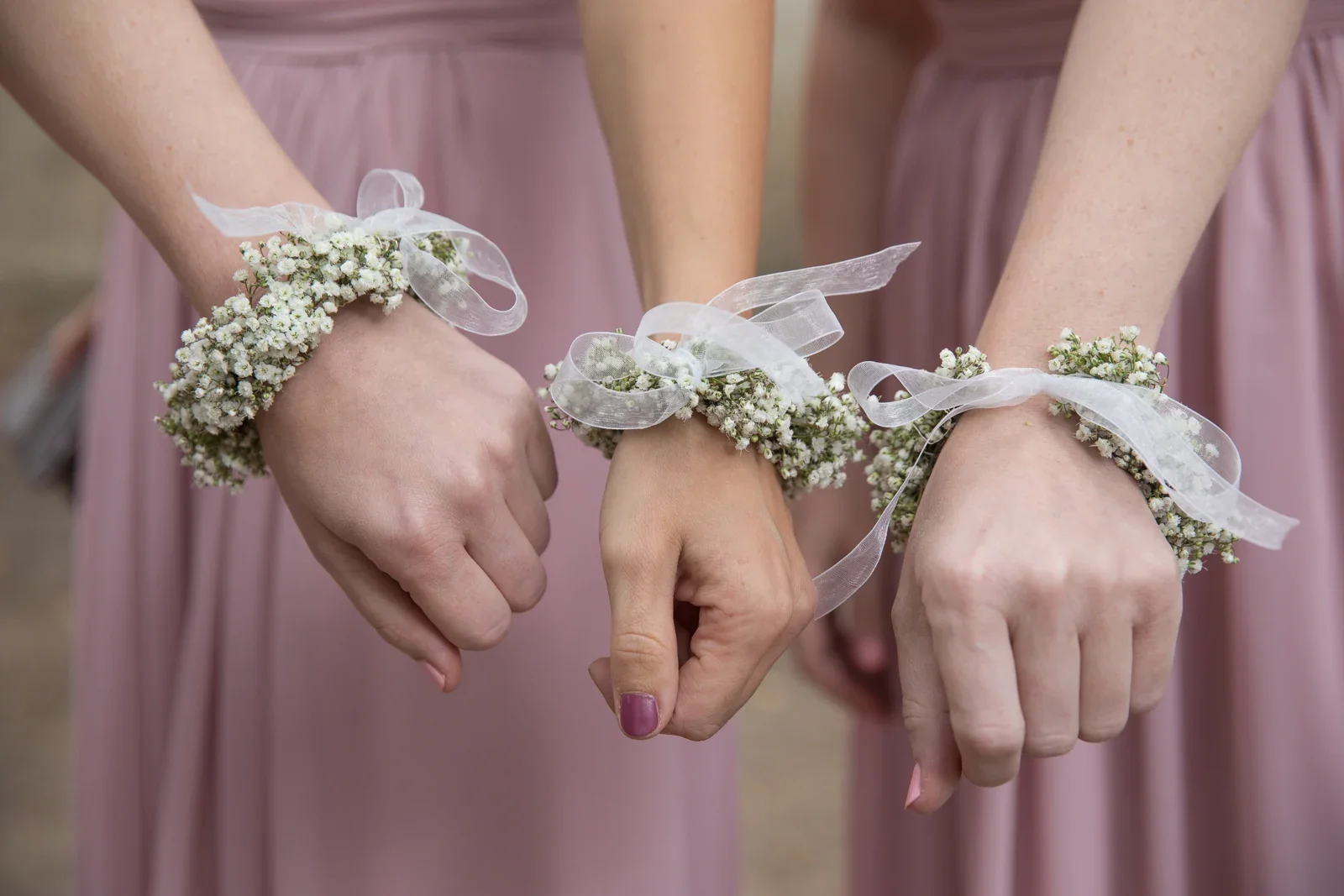 Blumenarmbänder passend zum Brautstrauß – Hochzeit von Susi und Martin in Hoheneiche und der Villa Bergfried