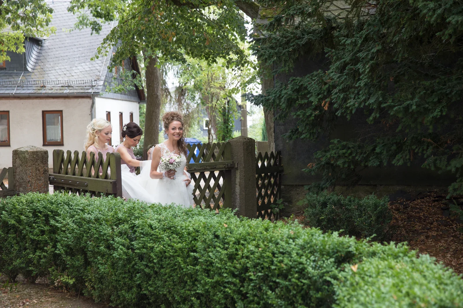 Susi kommt zur Kirche – Hochzeit von Susi und Martin in Hoheneiche und der Villa Bergfried