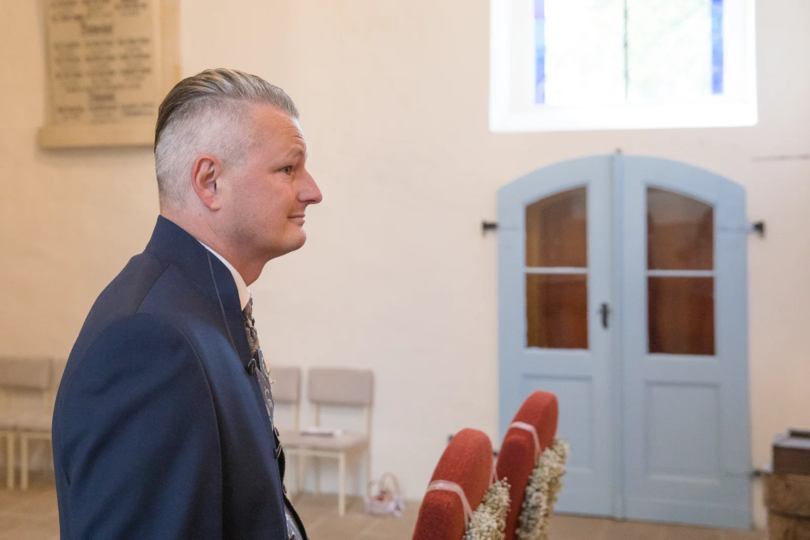 Martin wartet auf seine Braut – Hochzeit von Susi und Martin in Hoheneiche und der Villa Bergfried