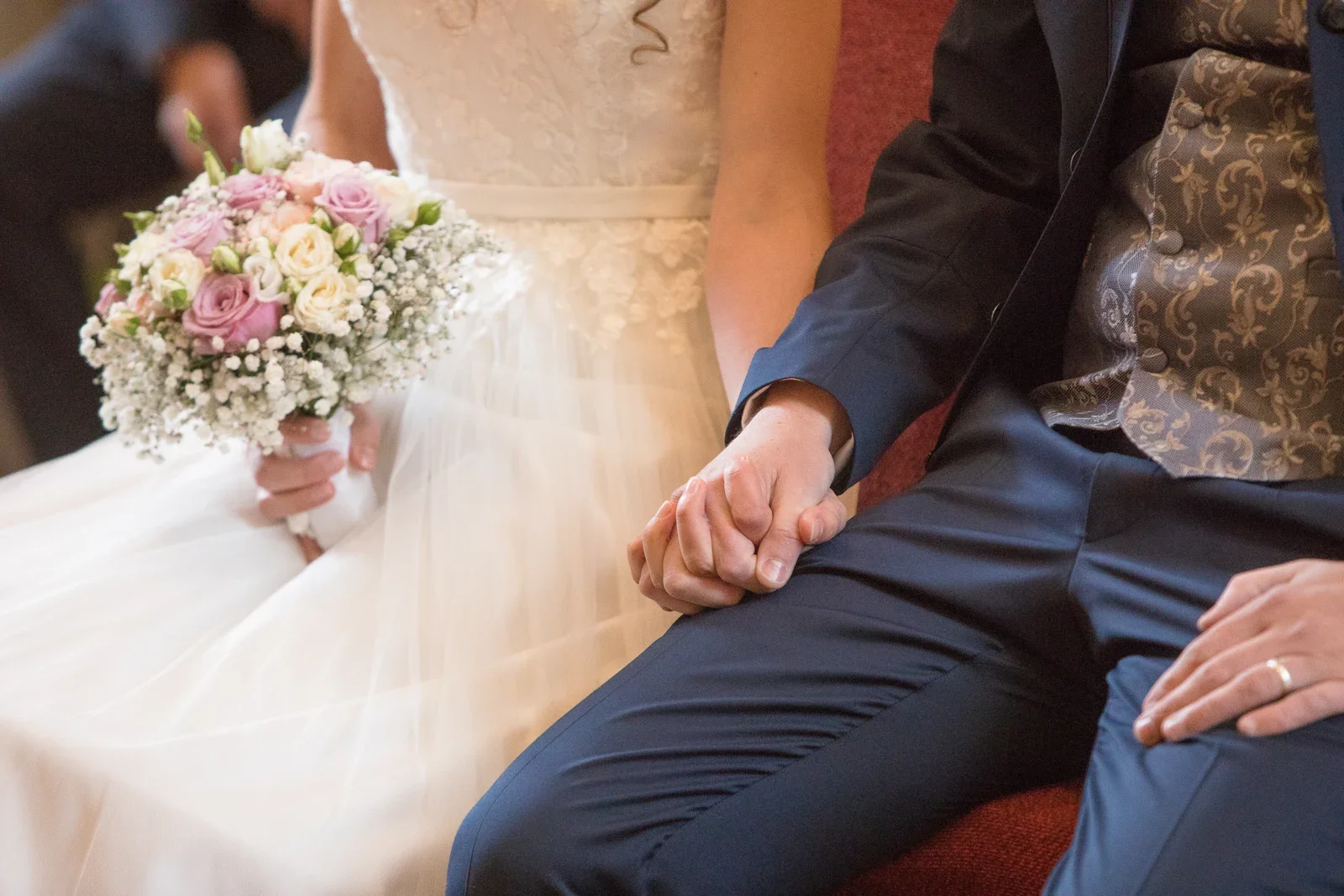 Hand in Hand mit dem Brautstrauß – Hochzeit von Susi und Martin in Hoheneiche und der Villa Bergfried