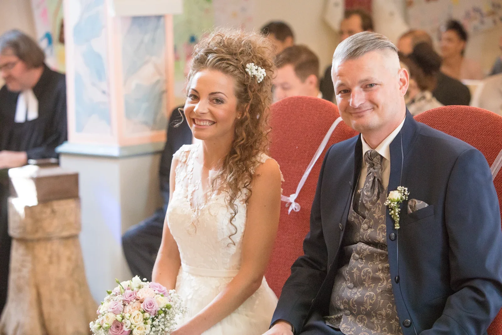 Ein Lächeln während der Trauung – Hochzeit von Susi und Martin in Hoheneiche und der Villa Bergfried
