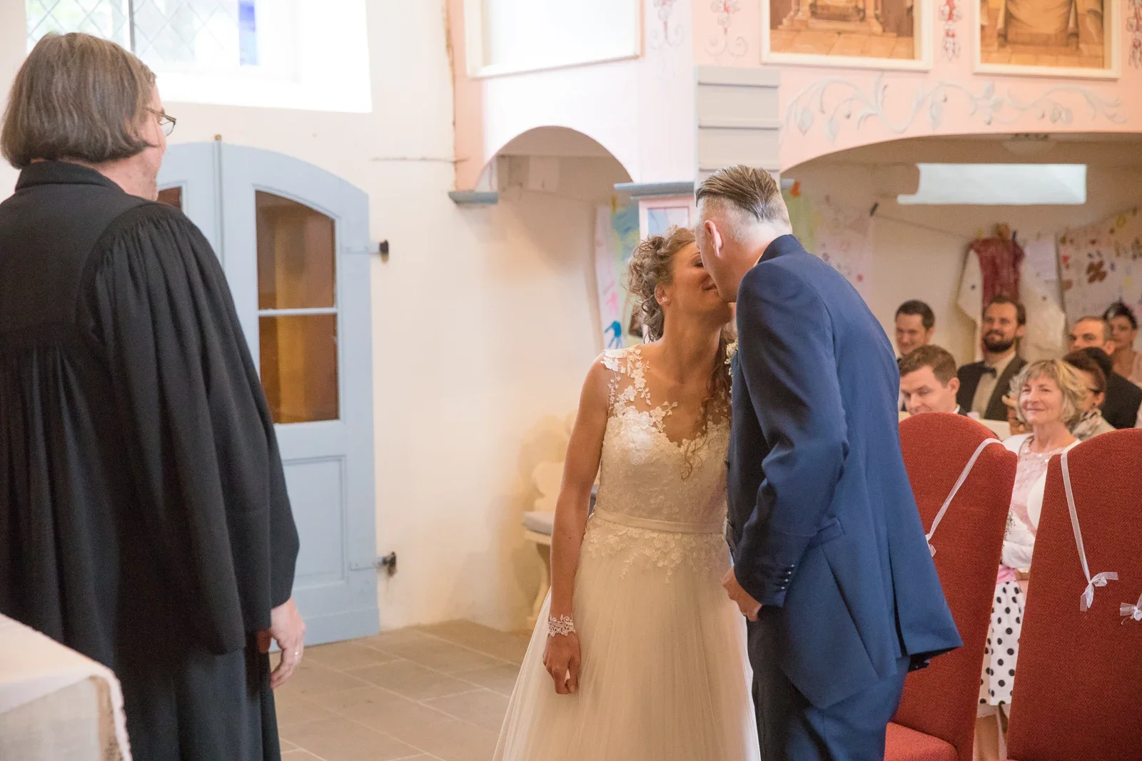 Ein Kuss während der Trauung – Hochzeit von Susi und Martin in Hoheneiche und der Villa Bergfried