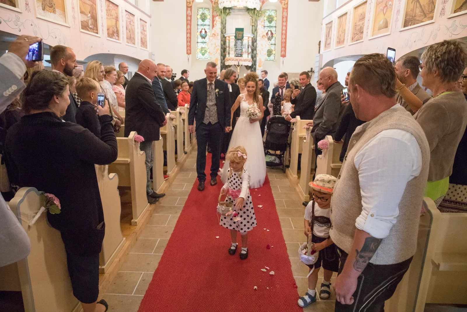 Auszug zwischen den Hochzeitsgästen – Hochzeit von Susi und Martin in Hoheneiche und der Villa Bergfried
