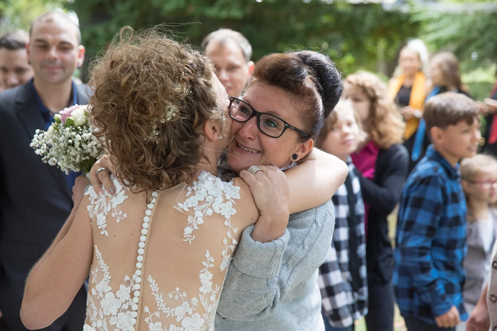 Eine herzliche Umarmung nach der Trauung – Hochzeit von Susi und Martin in Hoheneiche und der Villa Bergfried