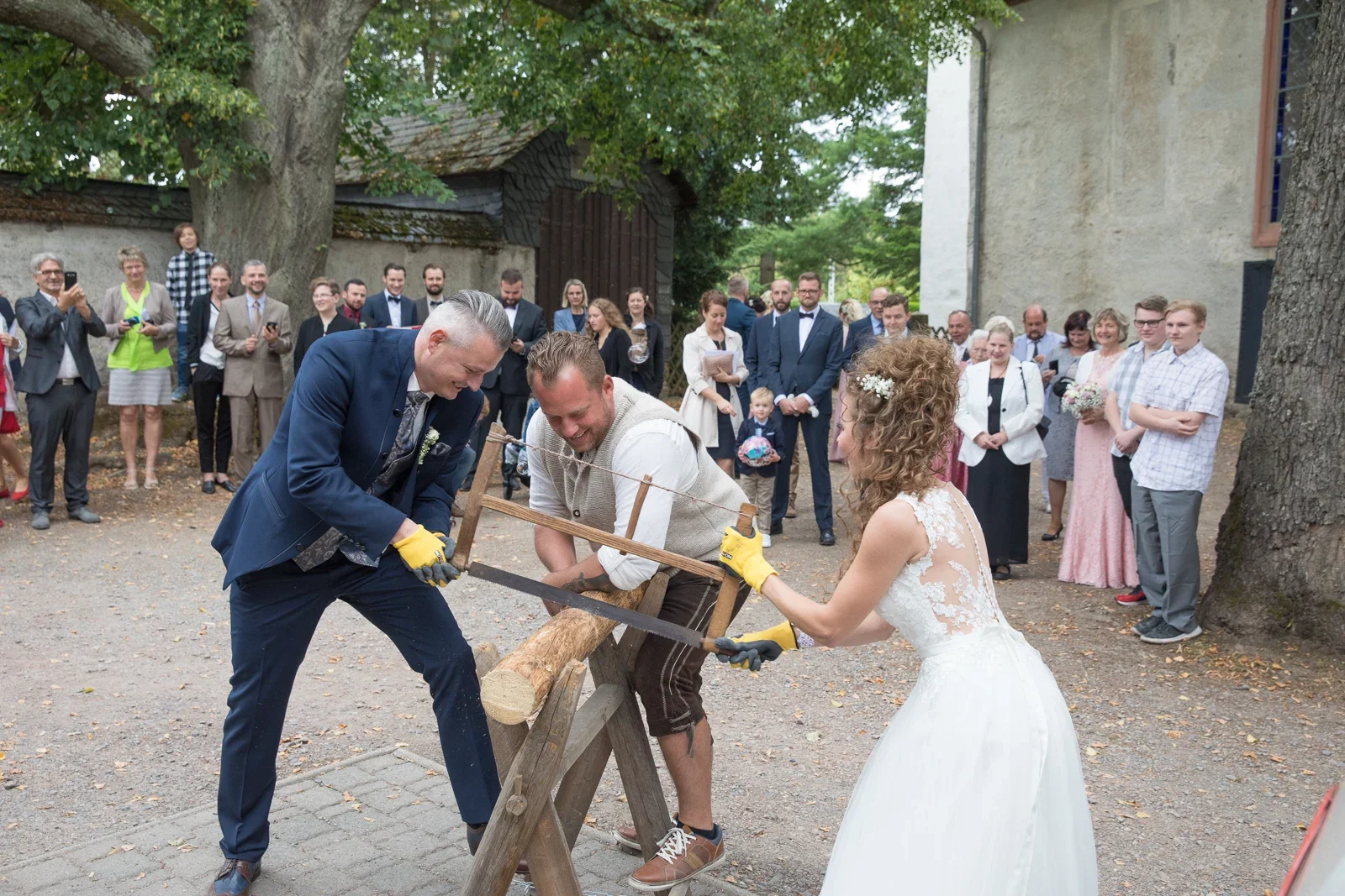 Gemeinsam den Baumstamm zersägen – Hochzeit von Susi und Martin in Hoheneiche und der Villa Bergfried