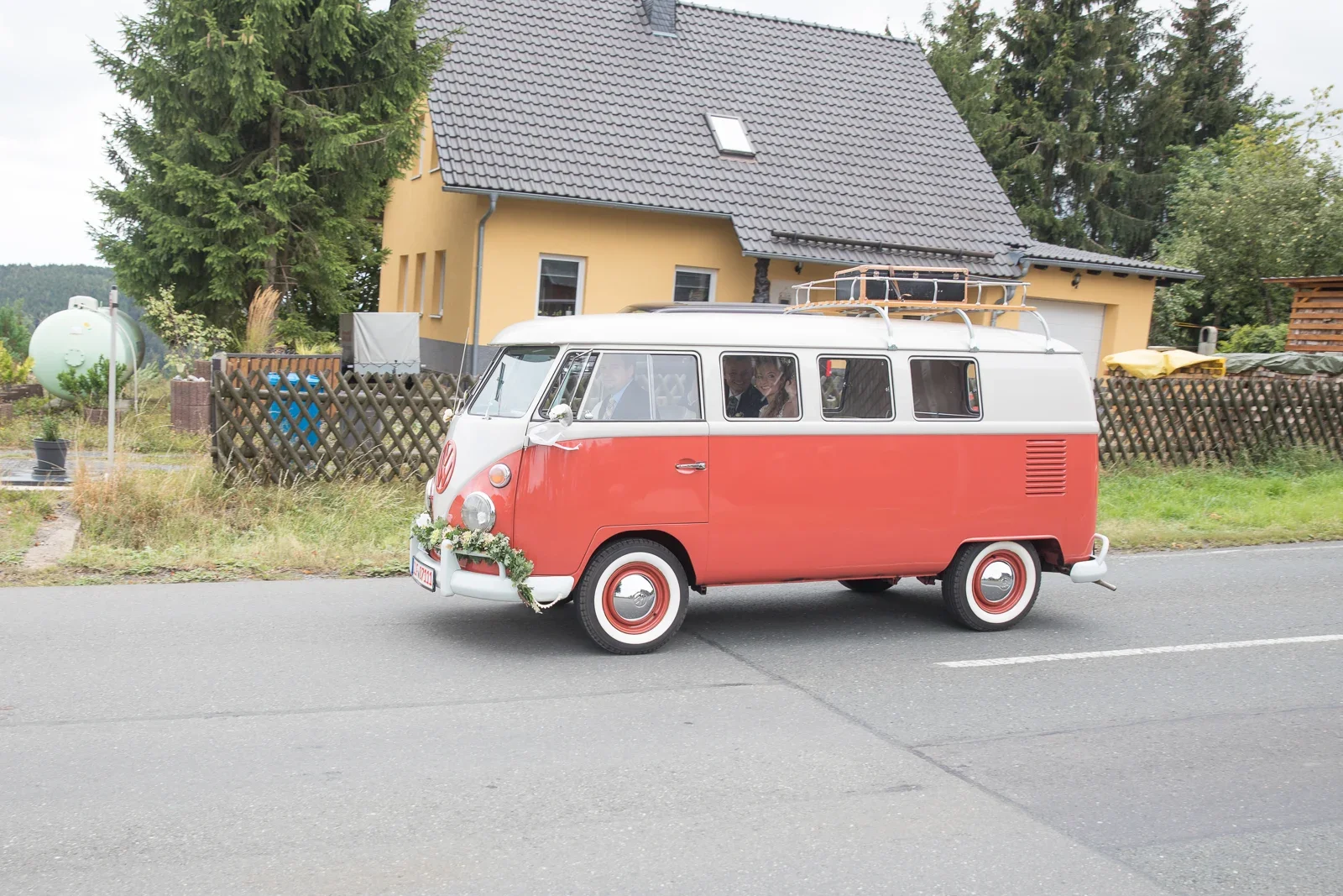 Mit dem geschmückten VW-Bus unterwegs – Hochzeit von Susi und Martin in Hoheneiche und der Villa Bergfried