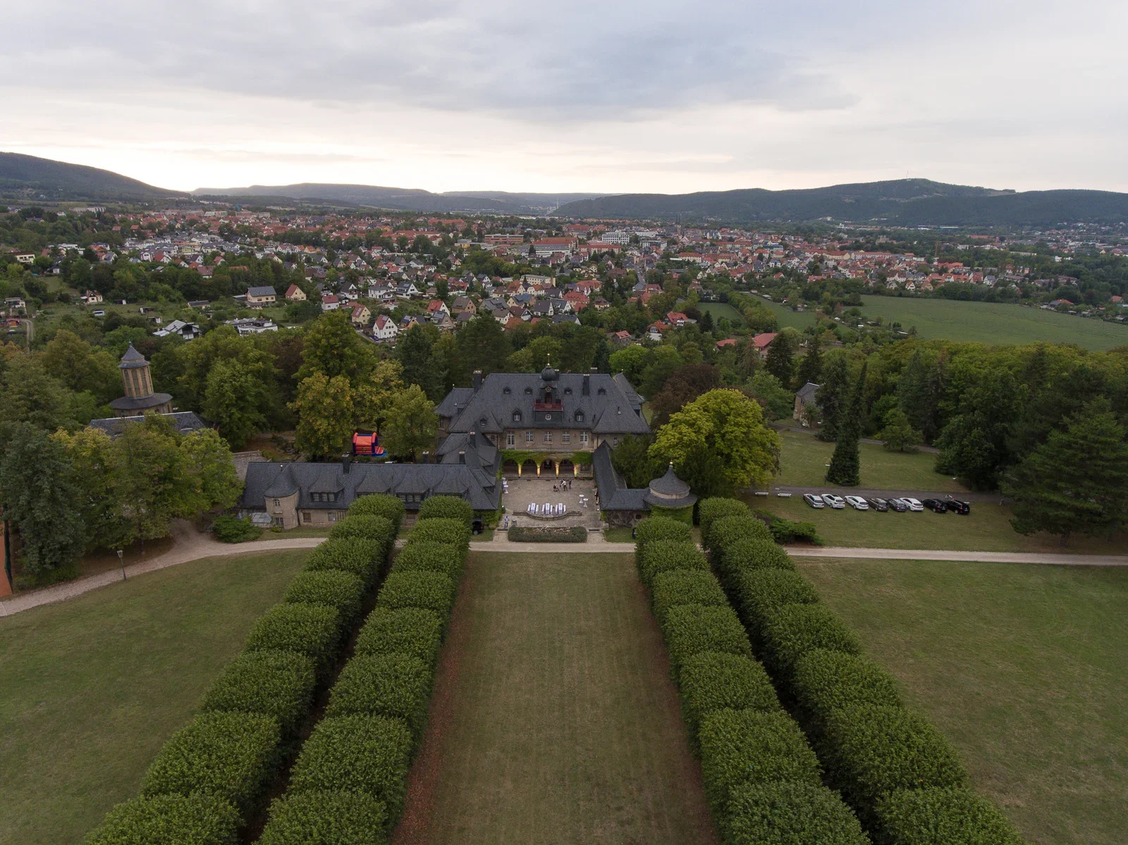 Die Villa Bergfried und ihr Park aus der Luft – Hochzeit von Susi und Martin in Hoheneiche und der Villa Bergfried