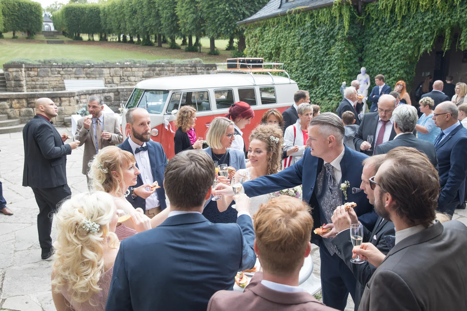 Anstoßen mit den Hochzeitsgästen – Hochzeit von Susi und Martin in Hoheneiche und der Villa Bergfried