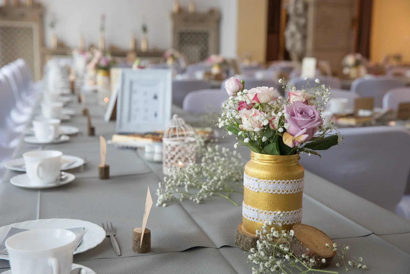Blumen auf den festlich gedeckten Tischen – Hochzeit von Susi und Martin in Hoheneiche und der Villa Bergfried