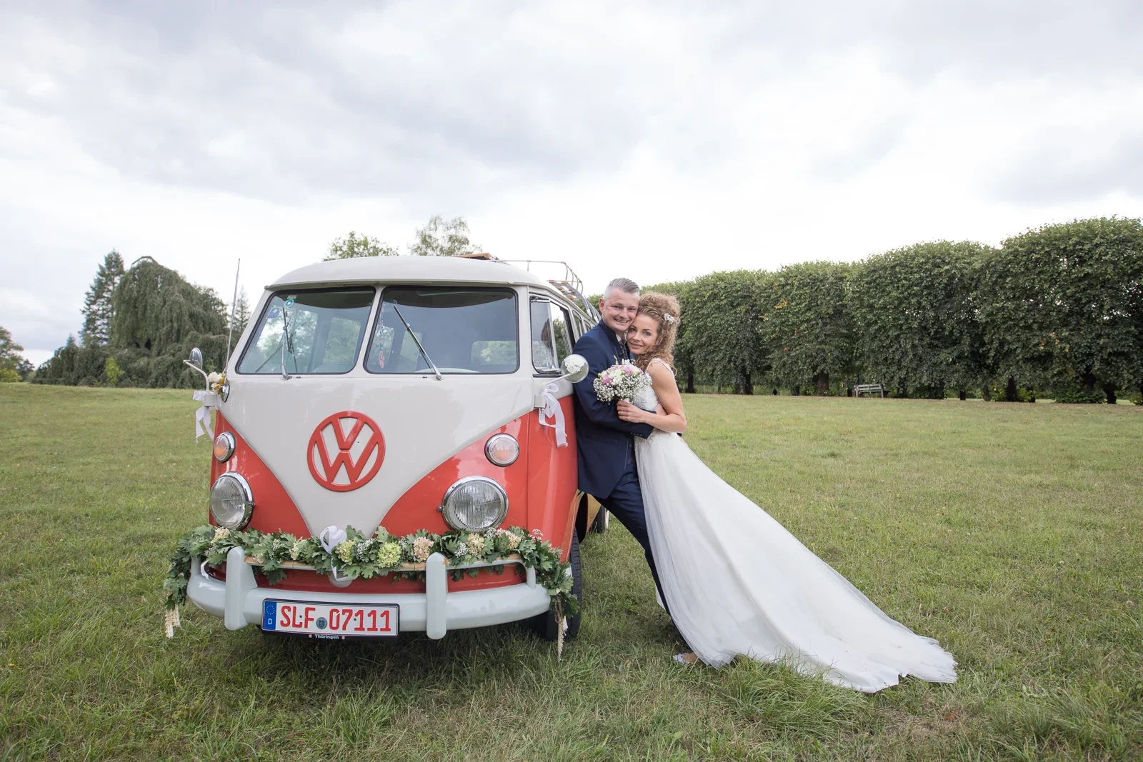 Susi und Martin am roten VW-Bus – Hochzeit von Susi und Martin in Hoheneiche und der Villa Bergfried