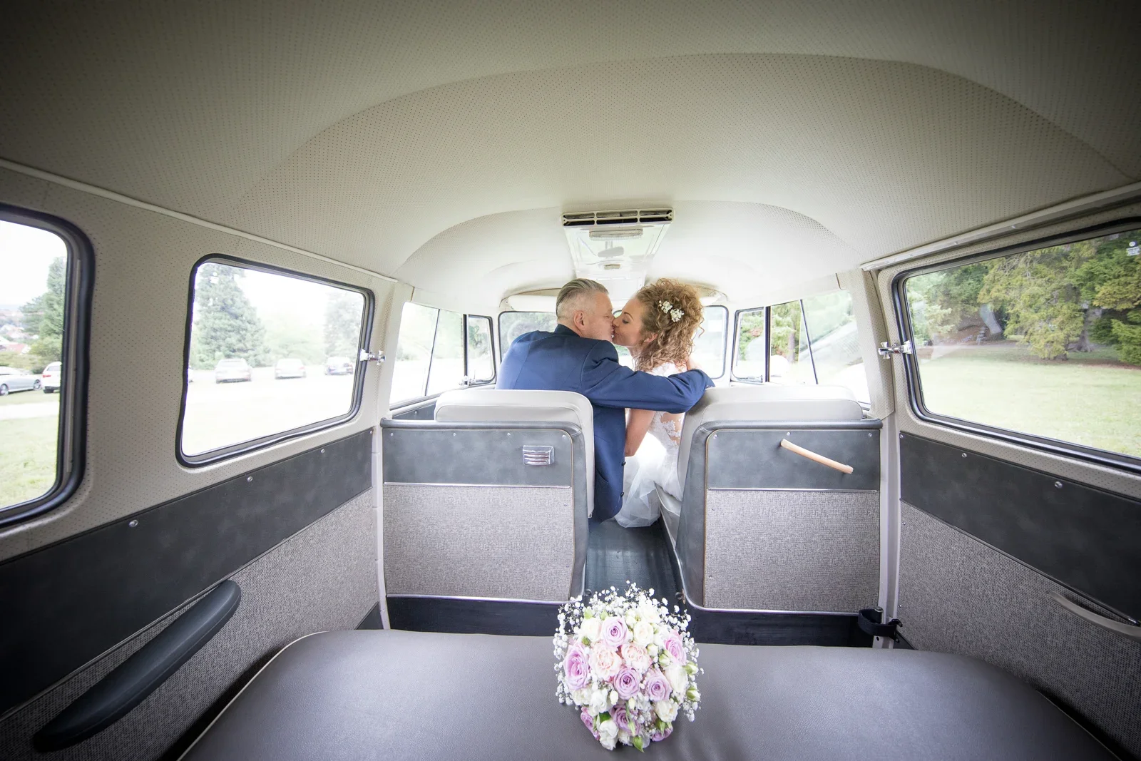 Ein Kuss im Hochzeitsbus – Hochzeit von Susi und Martin in Hoheneiche und der Villa Bergfried
