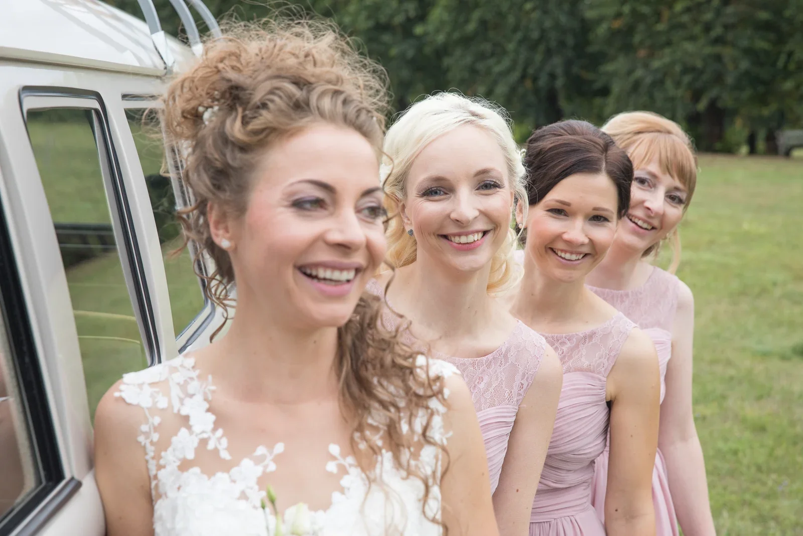 Susi mit ihren Freundinnen am VW-Bus – Hochzeit von Susi und Martin in Hoheneiche und der Villa Bergfried