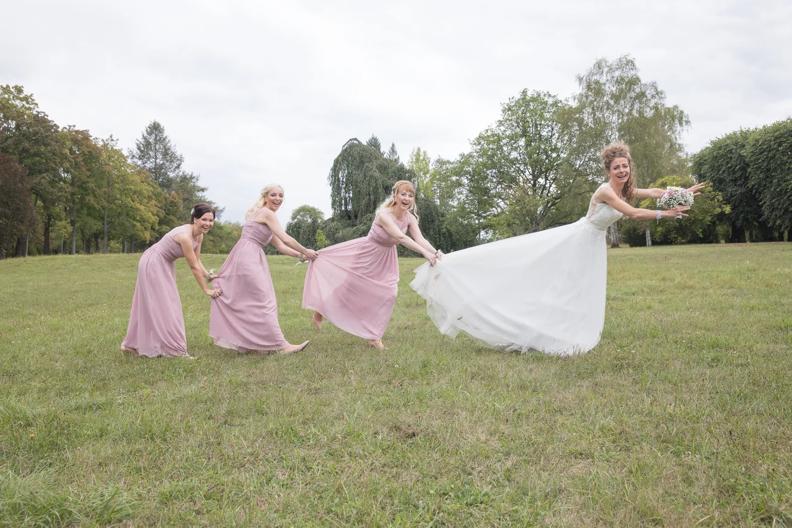 Gemeinsam über die Wiese – Hochzeit von Susi und Martin in Hoheneiche und der Villa Bergfried