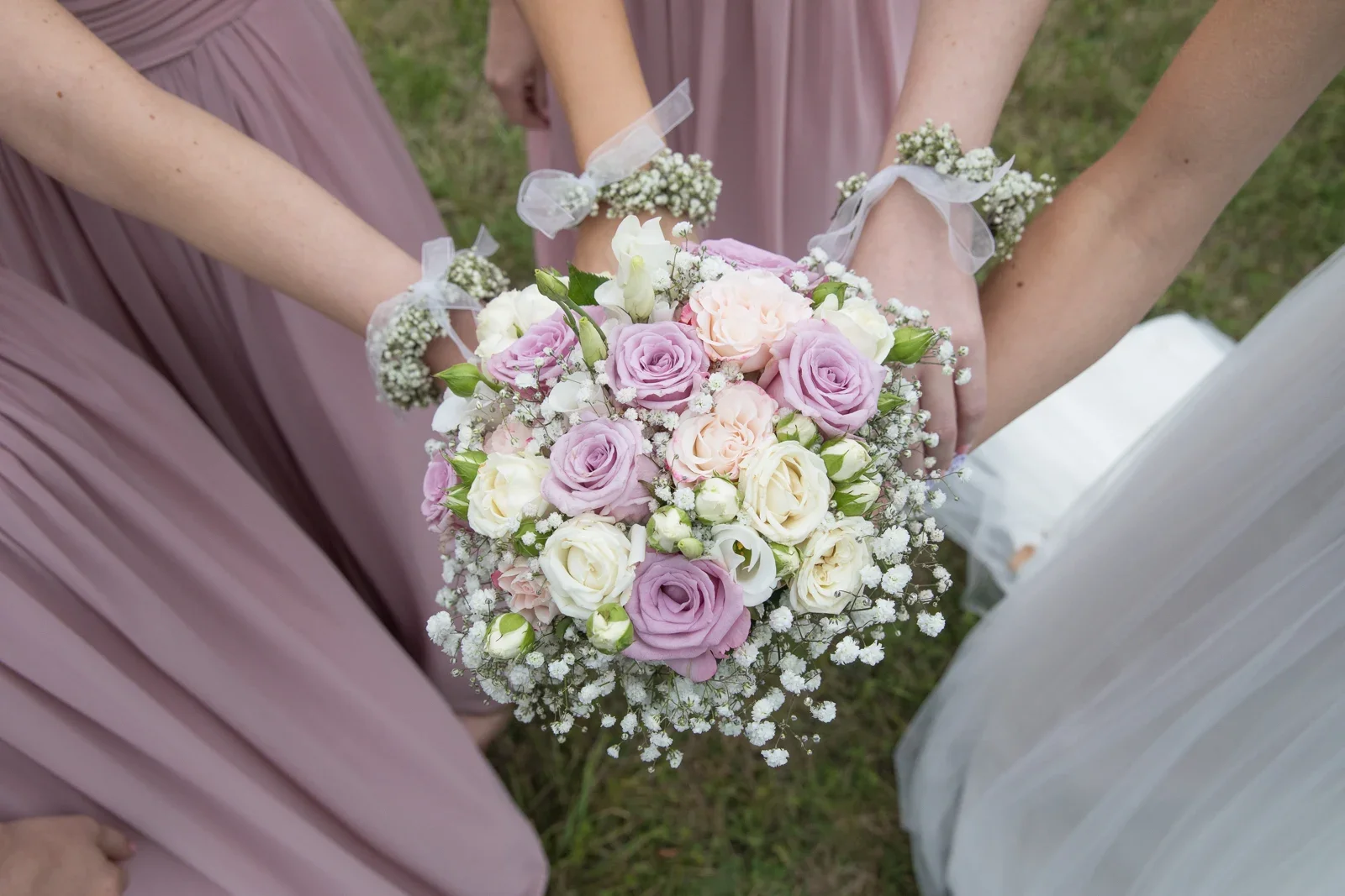 Brautstrauß und Blumenarmbänder – Hochzeit von Susi und Martin in Hoheneiche und der Villa Bergfried