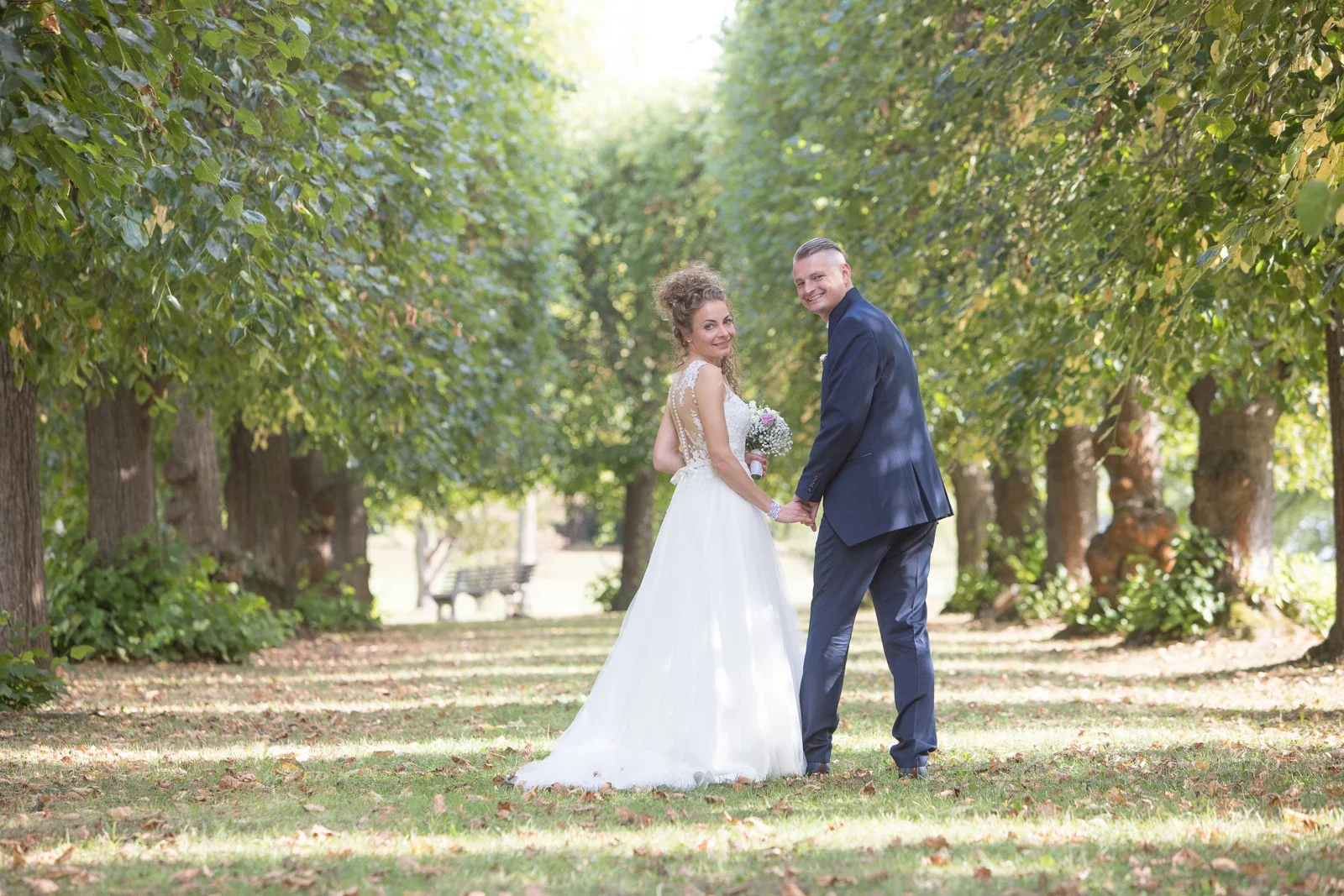 Hand in Hand im Park der Villa Bergfried – Hochzeit von Susi und Martin in Hoheneiche und der Villa Bergfried