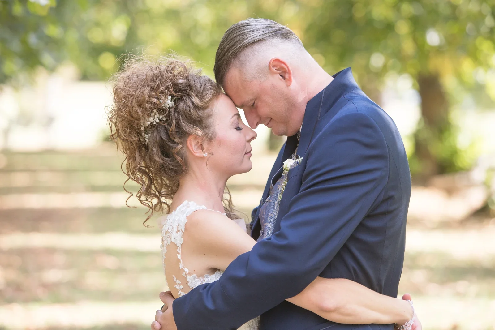 Ein vertrauter Moment zwischen den Bäumen – Hochzeit von Susi und Martin in Hoheneiche und der Villa Bergfried