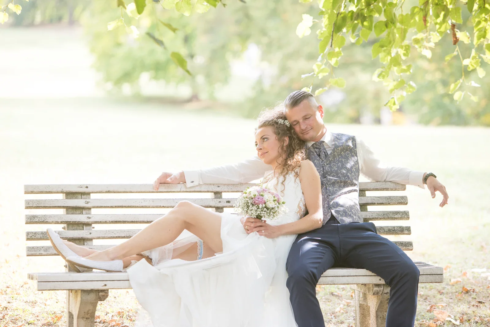Eine Pause zu zweit auf der Parkbank – Hochzeit von Susi und Martin in Hoheneiche und der Villa Bergfried